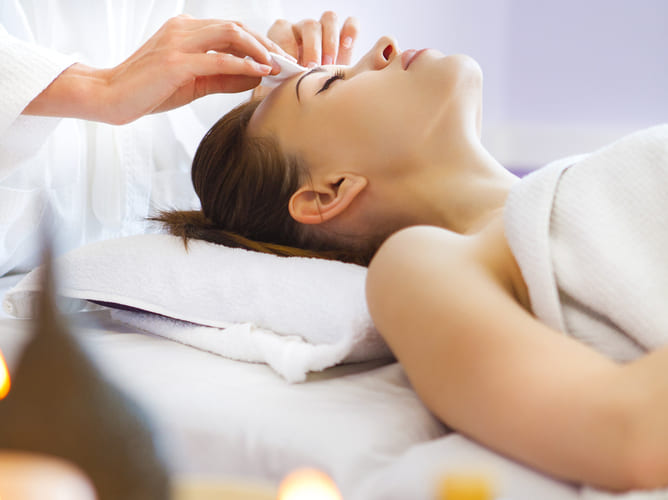 relaxed-woman-with-a-deep-cleansing-nourishing-fac-2025-01-10-00-17-48-utc (1) (1)